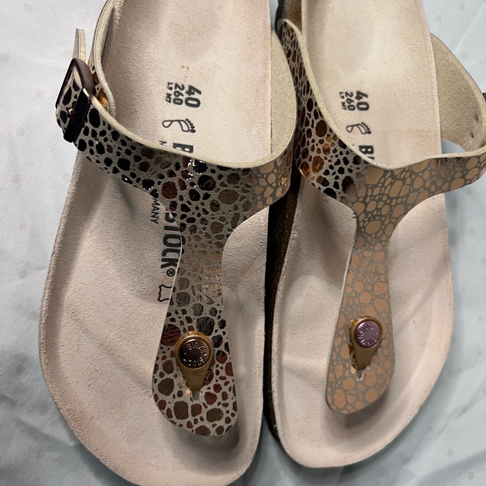GORGEOUS BIRKENSTOCK GIZEH MODEL gold FLAT SANDALS WOMEN'S SIZE US 9.5EURO 40